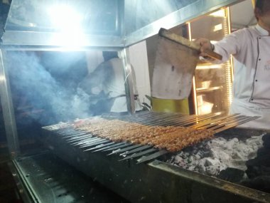 Restoran usulü ızgarada Adana kebabı pişiriyorum.