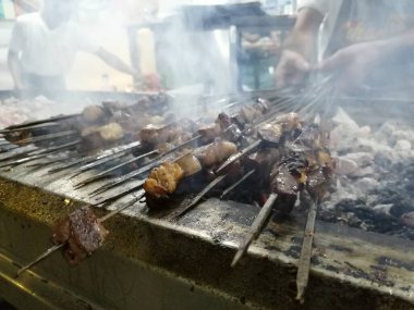 Shashlik mangal kömürü için ızgara hazırlıyor. Şiş kebap ya da Şiş kebap Doğu Avrupa 'da popüler..