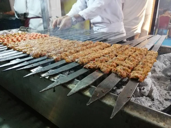 Cocinar Kebabs Adana Parrilla Estilo Restaurante —  Fotos de Stock