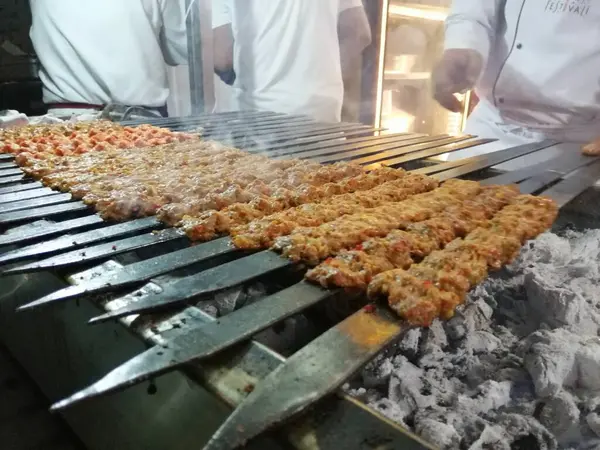 Vaření Kebab Adana Grilu Stylu Restaurace — Stock fotografie