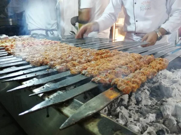 Koken Adana Kebabs Het Restaurant Stijl Grill — Stockfoto