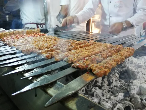 Cocinar Kebabs Adana Parrilla Estilo Restaurante —  Fotos de Stock