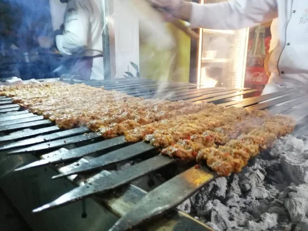 Cuisiner Des Kebabs Adana Sur Gril Style Restaurant — Photo