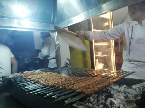 Cozinhar Kebabs Adana Grelha Estilo Restaurante — Fotografia de Stock