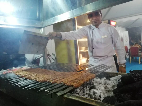 Куховарство Адана Кебаб Ресторанному Грилі — стокове фото