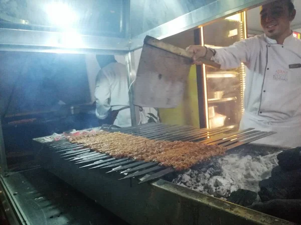 Restoran Usulü Izgarada Adana Kebabı Pişiriyorum — Stok fotoğraf