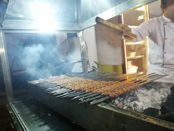 Gotowanie Adana Kebaby Grillu Stylu Restauracji — Zdjęcie stockowe