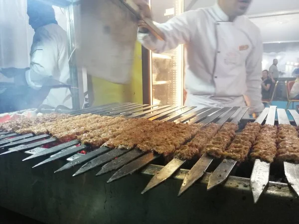 Cucinare Kebab Adana Sulla Griglia Del Ristorante — Foto Stock