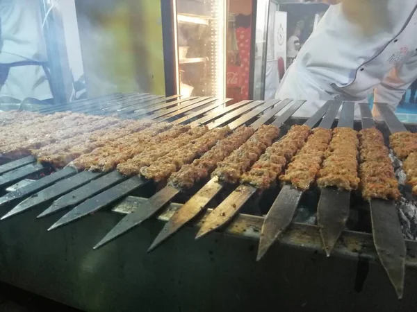 Koken Adana Kebabs Het Restaurant Stijl Grill — Stockfoto