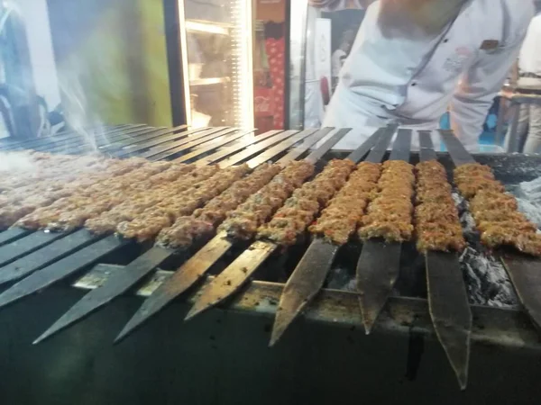 Matlagning Adana Kebab Restaurang Stil Grill — Stockfoto