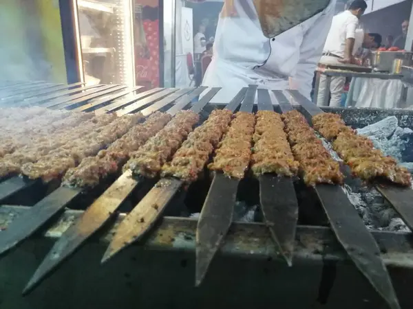 Koken Adana Kebabs Het Restaurant Stijl Grill — Stockfoto