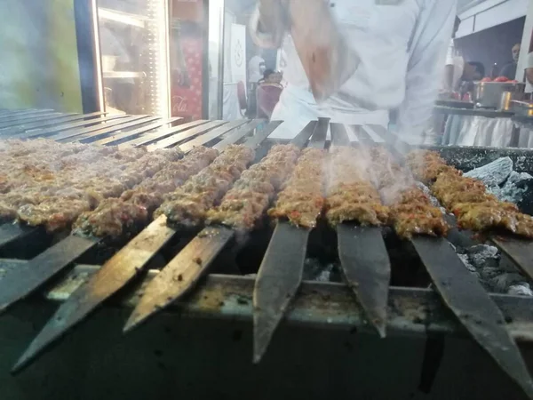 Cozinhar Kebabs Adana Grelha Estilo Restaurante — Fotografia de Stock