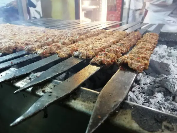 Vaření Kebab Adana Grilu Stylu Restaurace — Stock fotografie