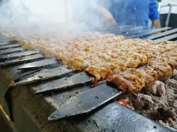 Vaření Kebab Adana Grilu Stylu Restaurace — Stock fotografie