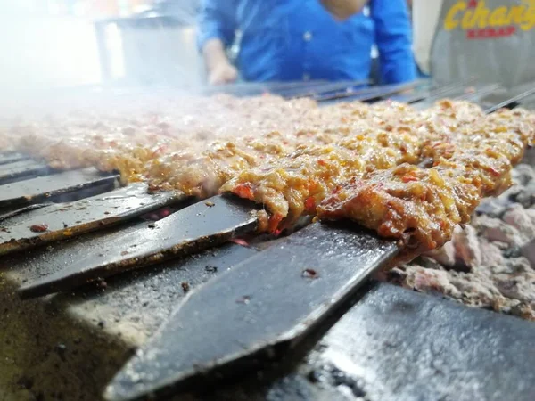 Cozinhar Kebabs Adana Grelha Estilo Restaurante — Fotografia de Stock