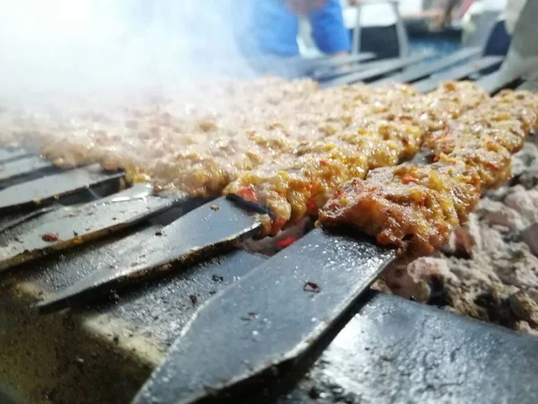 Restoran Usulü Izgarada Adana Kebabı Pişiriyorum — Stok fotoğraf