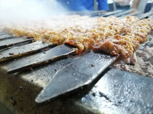 Gotowanie Adana Kebaby Grillu Stylu Restauracji — Zdjęcie stockowe