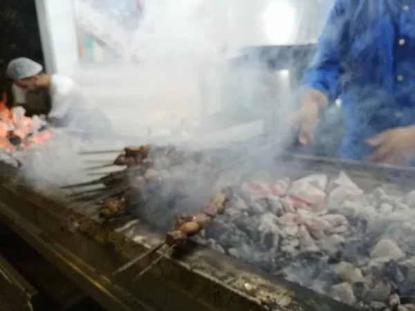 Shashlik Che Prepara Una Griglia Carbone Shashlik Shish Kebab Popolare — Foto Stock