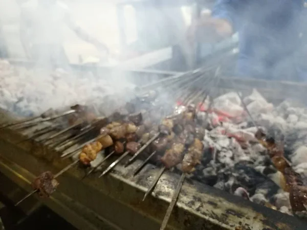 Shashlik Che Prepara Una Griglia Carbone Shashlik Shish Kebab Popolare — Foto Stock