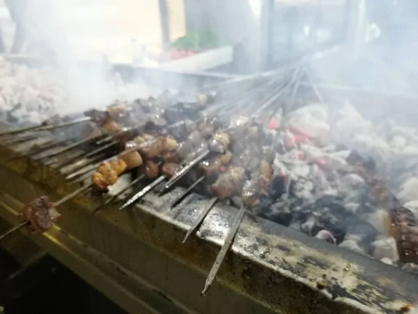 Shashlik Förbereder Sig Grill Över Träkol Shashlik Eller Shish Kebab — Stockfoto
