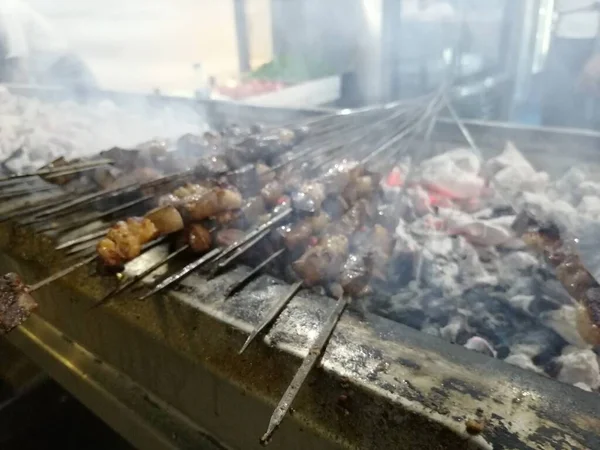 Shashlik Förbereder Sig Grill Över Träkol Shashlik Eller Shish Kebab — Stockfoto