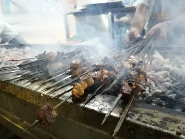 Shashlik เตร ยมบนเตาย างบาร วเหน านห Shashlik Shish Kebab ยมในย — ภาพถ่ายสต็อก