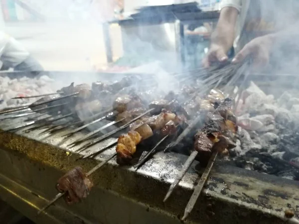 Shashlik Przygotowuje Grilla Nad Węglem Drzewnym Shashlik Lub Shish Kebab — Zdjęcie stockowe