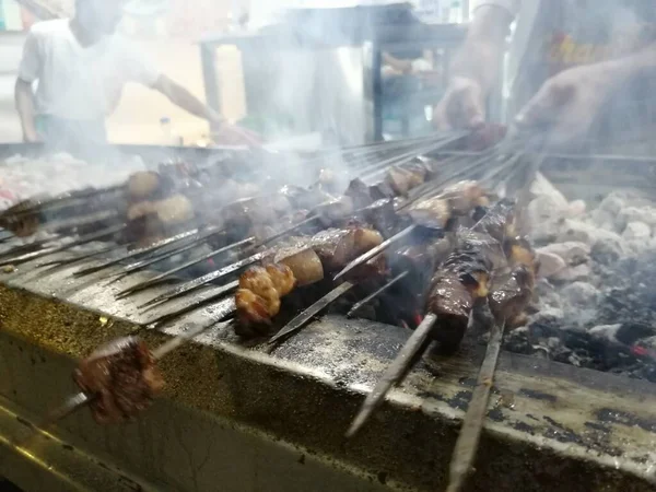 Shashlik Förbereder Sig Grill Över Träkol Shashlik Eller Shish Kebab — Stockfoto