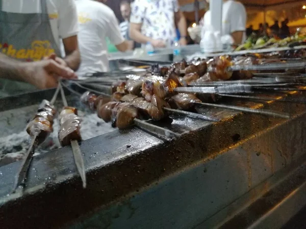 Shashlik Mangal Kömürü Için Izgara Hazırlıyor Şiş Kebap Şiş Kebap — Stok fotoğraf