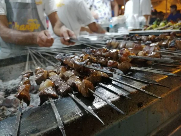 Shashlik Przygotowuje Grilla Nad Węglem Drzewnym Shashlik Lub Shish Kebab — Zdjęcie stockowe