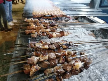 Shashlik mangal kömürü için ızgara hazırlıyor. Şiş kebap ya da Şiş kebap Doğu Avrupa 'da popüler..
