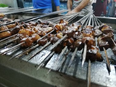 Shashlik mangal kömürü için ızgara hazırlıyor. Şiş kebap ya da Şiş kebap Doğu Avrupa 'da popüler..