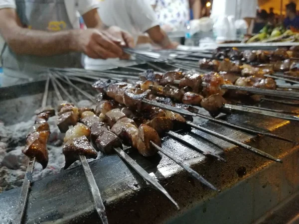 Shashlik Připravuje Gril Dřevěném Uhlí Shashlik Nebo Shish Kebab Populární — Stock fotografie