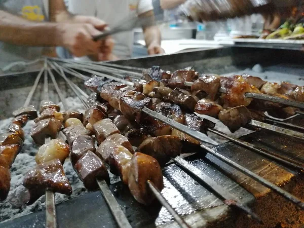 Shashlik Przygotowuje Grilla Nad Węglem Drzewnym Shashlik Lub Shish Kebab — Zdjęcie stockowe