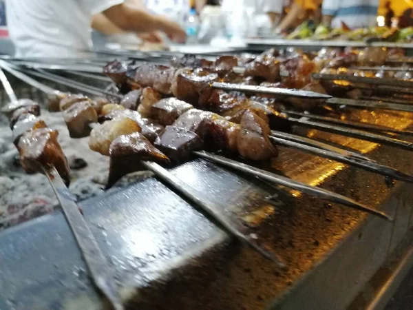 Shashlik Mangal Kömürü Için Izgara Hazırlıyor Şiş Kebap Şiş Kebap — Stok fotoğraf