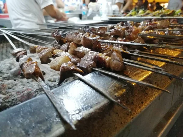 Shashlik Mangal Kömürü Için Izgara Hazırlıyor Şiş Kebap Şiş Kebap — Stok fotoğraf