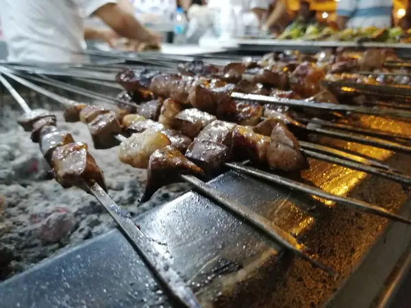 Shashlik Preparándose Una Parrilla Barbacoa Sobre Carbón Vegetal Shashlik Shish —  Fotos de Stock