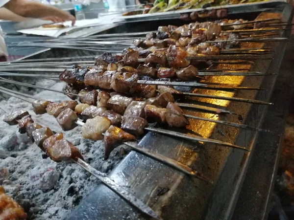 Shashlik Připravuje Gril Dřevěném Uhlí Shashlik Nebo Shish Kebab Populární — Stock fotografie