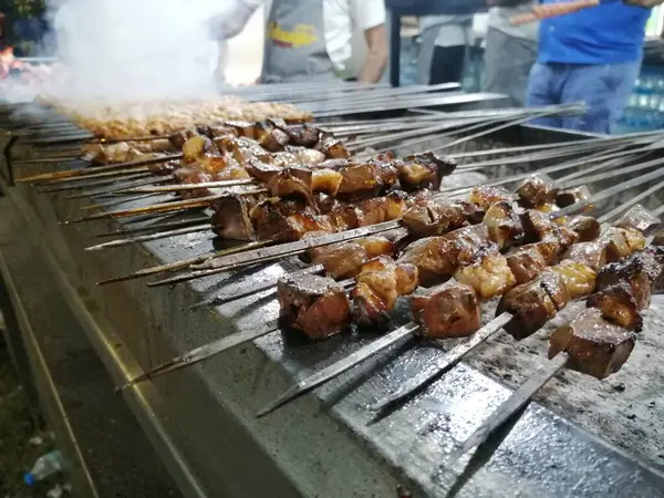 Shashlik Przygotowuje Grilla Nad Węglem Drzewnym Shashlik Lub Shish Kebab — Zdjęcie stockowe