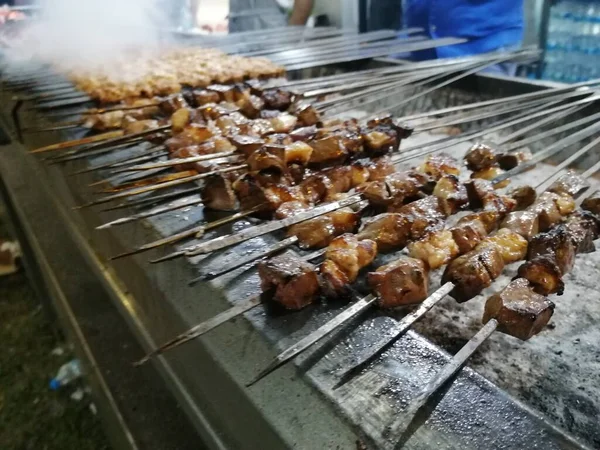 Shashlik Przygotowuje Grilla Nad Węglem Drzewnym Shashlik Lub Shish Kebab — Zdjęcie stockowe