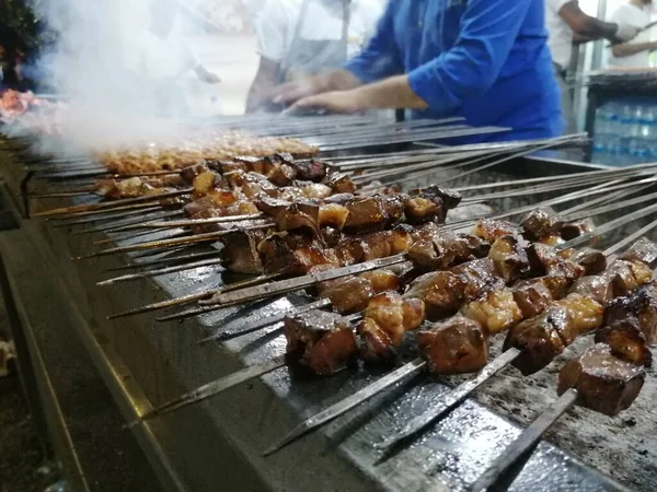 Shashlik Připravuje Gril Dřevěném Uhlí Shashlik Nebo Shish Kebab Populární — Stock fotografie
