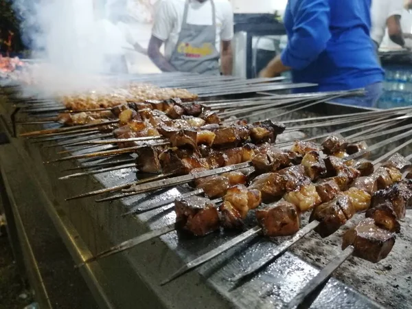 Shashlik Mangal Kömürü Için Izgara Hazırlıyor Şiş Kebap Şiş Kebap — Stok fotoğraf