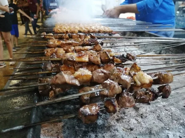 Shashlik Připravuje Gril Dřevěném Uhlí Shashlik Nebo Shish Kebab Populární — Stock fotografie