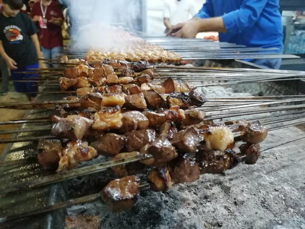 Shashlik Mempersiapkan Panggangan Barbekyu Atas Arang Shashlik Atau Shish Kebab — Stok Foto