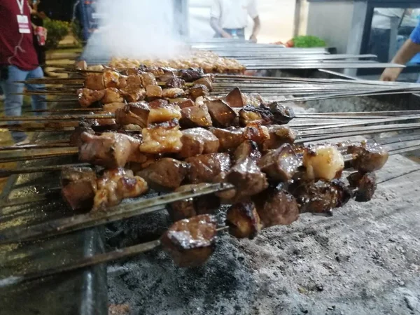 Shashlik Mempersiapkan Panggangan Barbekyu Atas Arang Shashlik Atau Shish Kebab — Stok Foto