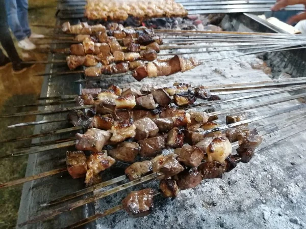 Shashlik Připravuje Gril Dřevěném Uhlí Shashlik Nebo Shish Kebab Populární — Stock fotografie