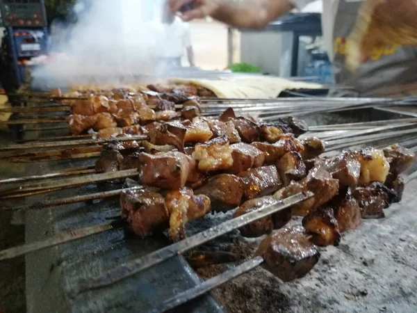 Shashlik Mempersiapkan Panggangan Barbekyu Atas Arang Shashlik Atau Shish Kebab — Stok Foto