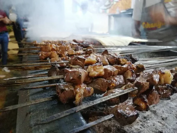 Shashlik Przygotowuje Grilla Nad Węglem Drzewnym Shashlik Lub Shish Kebab — Zdjęcie stockowe