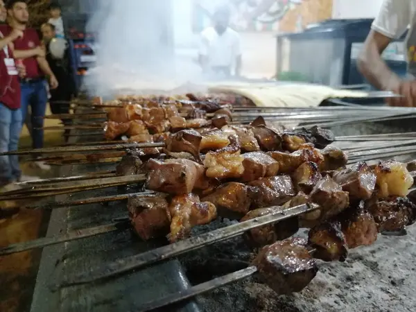 木炭の上のバーベキューグリルで準備Shashlik 東ヨーロッパで人気のShashlikまたはShish Kebab — ストック写真