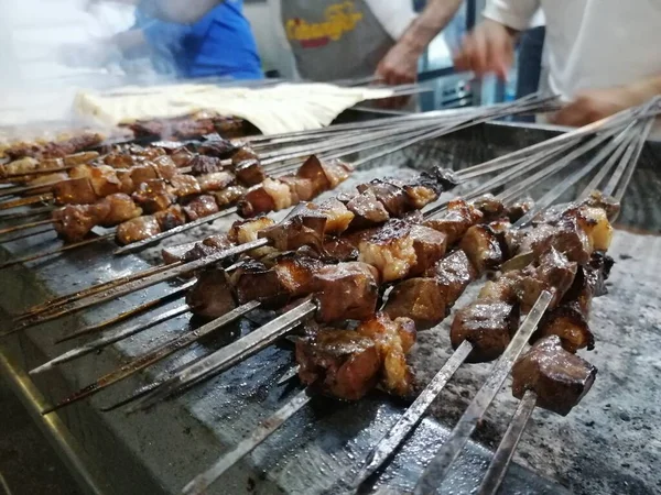 Shashlik Przygotowuje Grilla Nad Węglem Drzewnym Shashlik Lub Shish Kebab — Zdjęcie stockowe